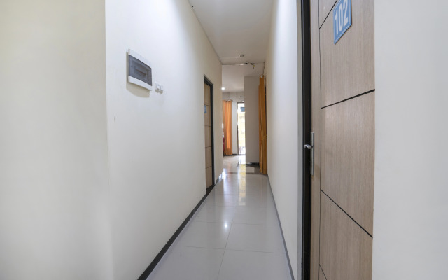 RedDoorz Syariah near Airlangga University Campus B