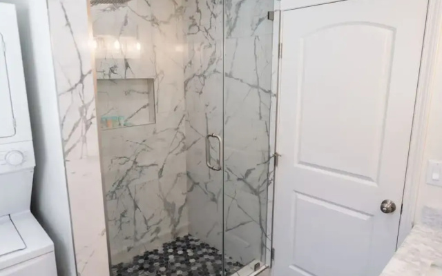 Remodeled 3BR House w Hot Tub Fenced Yard p58