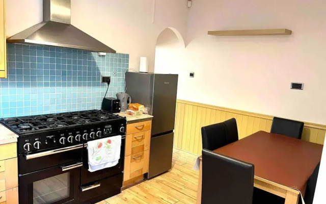 Inviting 4-bed House Near Heathrow w/ Fireplace