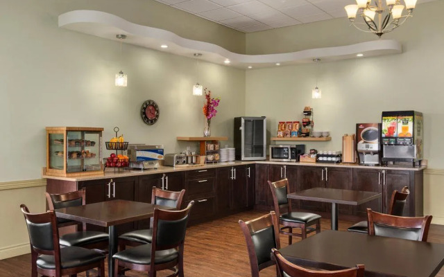 Days Inn & Suites Whitecourt