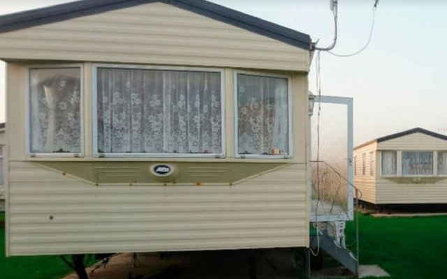 Simplistic Holiday Home in Selsey Near West Sand Fun Fair