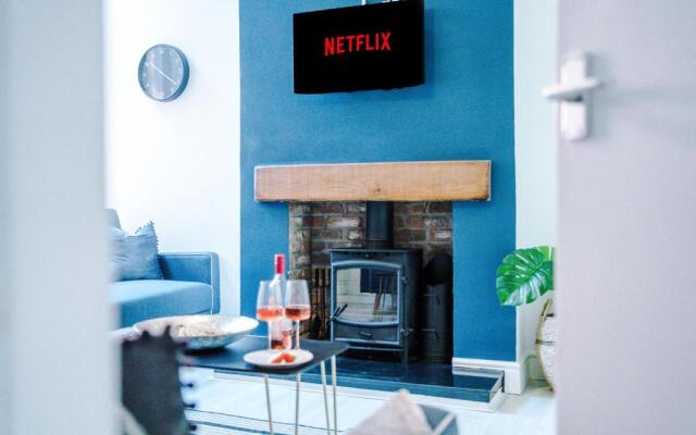Rest & Recharge by MediaCityUK (4 bedrooms, 9 beds, 2 bathrooms, Free Parking)