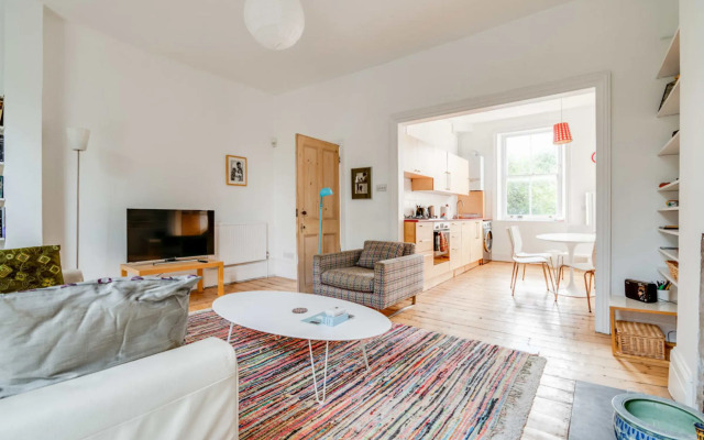 Bright Two Bedroom Apartment Near Vibrant Camden Town
