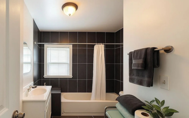 Detroit 4BR Home Bathtub & Pet Friendly Stay