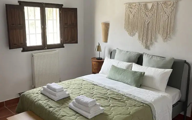 Miluna Oasis Suites - Sleeps4-pool-mountainview