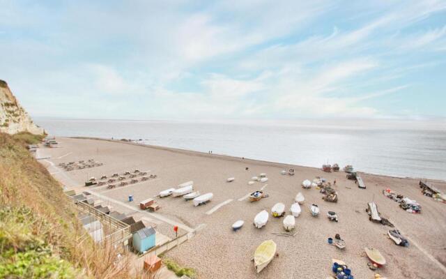 Fantastic 1BD Hideaway, 2 Minutes to the Sea