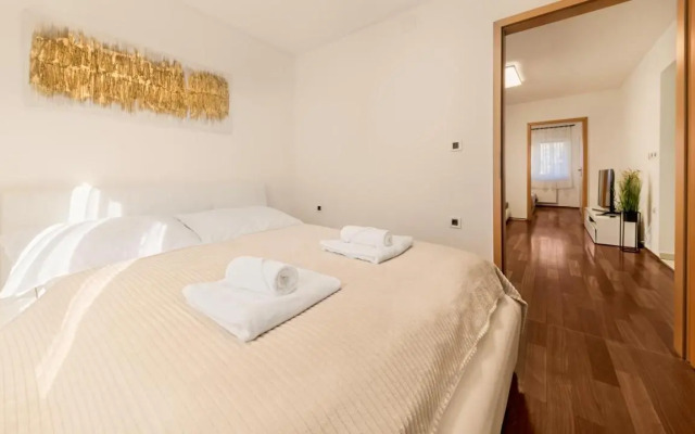 Four Seasons Apartment - FREE PARKING