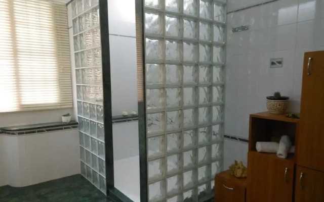 The Wisteria Apartment Near to Main Beach