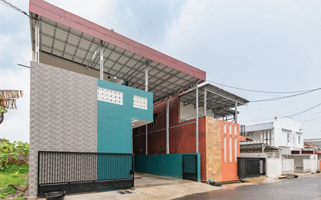 RedDoorz @ Inara Residence Purwokerto — 2-star hotel in Purwokerto