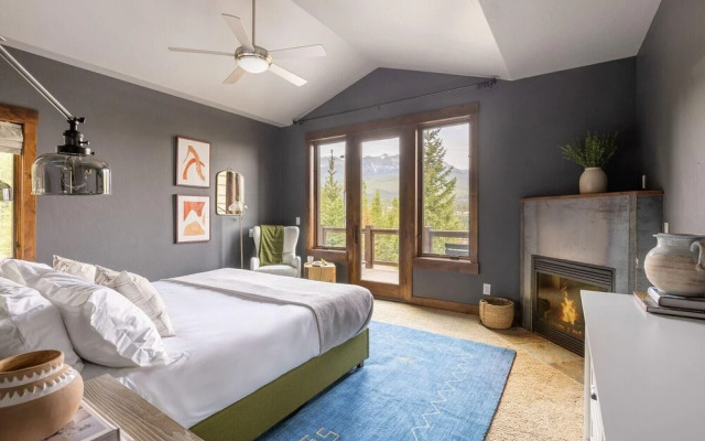 Dillon - Private Mountain Home w Hot Tub w Views & Shuffleboard!