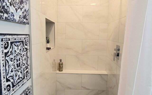 Barefoot Mailman Inn & Suites