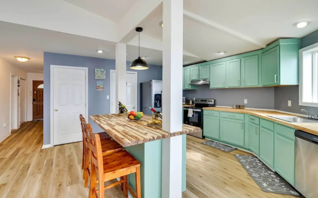 Stunning Tobyhanna Home w/ Lake Access + Kayaks!