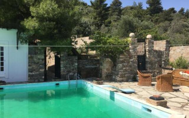 1911 Poros Country Retreat