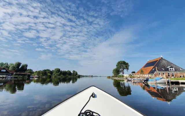 Houseboat in Heeg With Stunning Marina Views