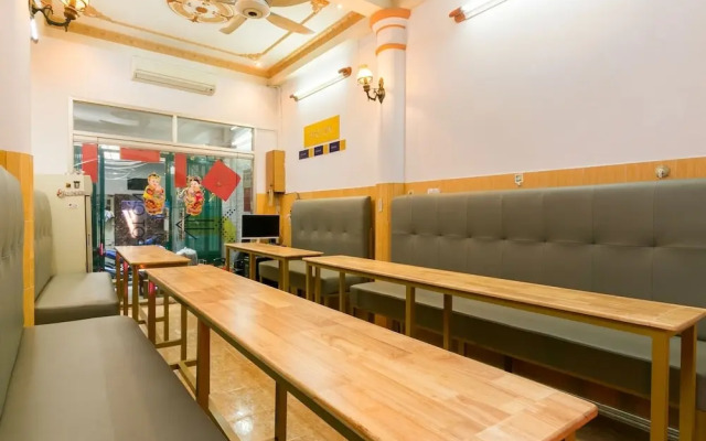 Minh Phuong-Hostel by OYO Rooms