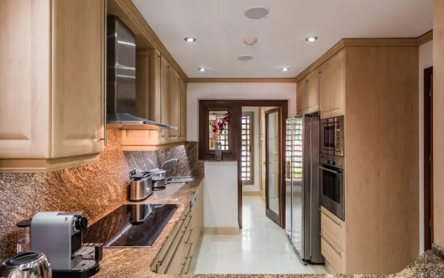 2 Bedrooms Apartment Frontline Beach