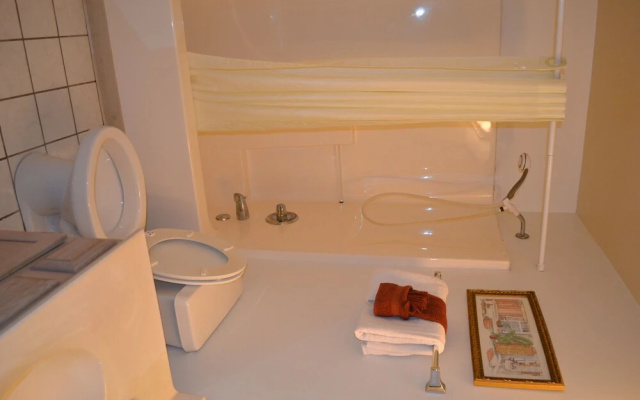 City View 410 3BD Condo with Private Balcony by RedAwning