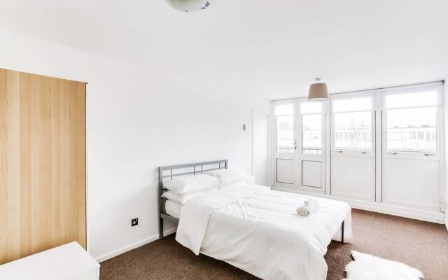 4 Bedroom Central London Flat With Balcony - 5 Mins to Oxford Street
