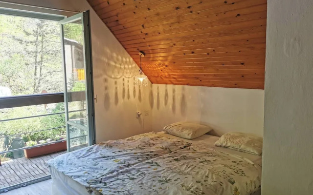 Sunny Wooden House on Creek, 30 Minutes Prague