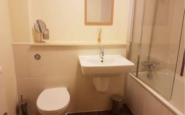 47 Chelsea House - Q-zotica City Centre Apartments: Parking, City view & Smart gadgets