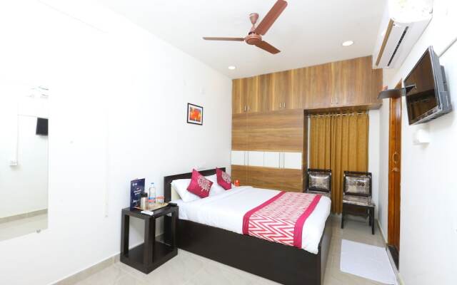 OYO 10701 Moukthi Apartment
