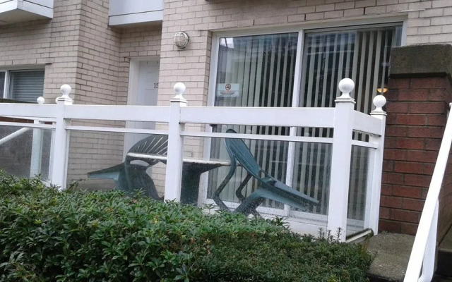 910 Beach Avenue Apartment Hotel