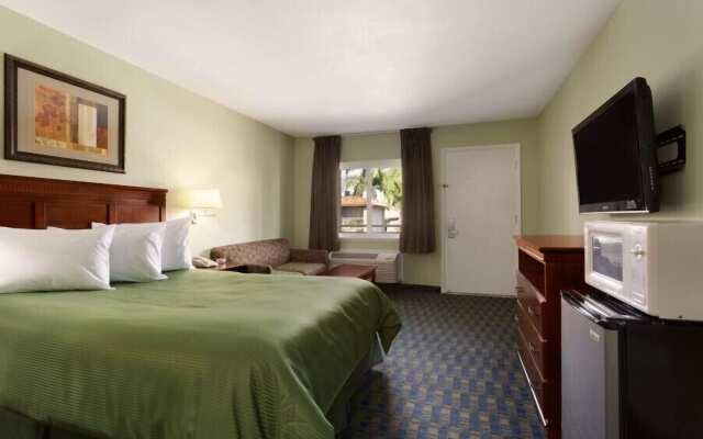 Travelodge by Wyndham Orange County Airport/ Costa Mesa