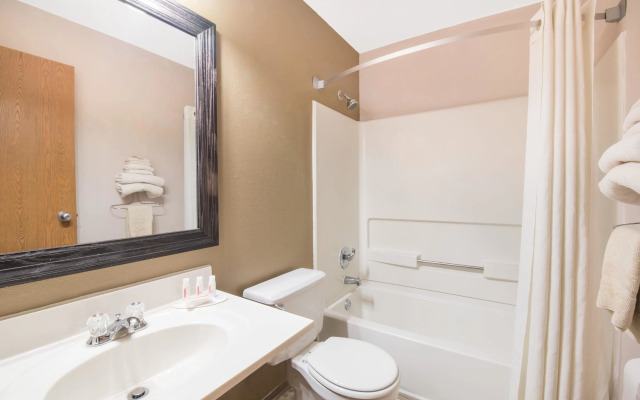 Super 8 by Wyndham Warroad