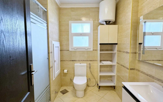 Calm & Classy 2BR - 5 min to Airport