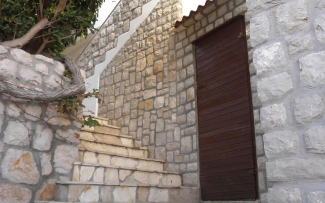 Ivo - With Nice Garden - A3