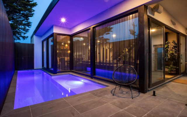 Shambala Dana: Beach and pool