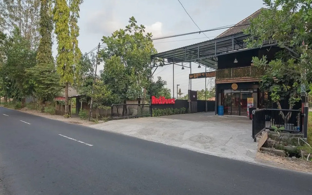 RedDoorz near Desa Wisata Kasongan