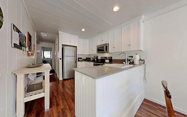 Spacious 2 Bedroom Home with Pool, 3 Hot Tubs, Sauna! by RedAwning