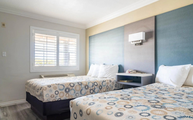 Solaire Inn & Suites