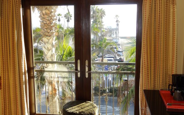 Balboa Inn, On the Beach