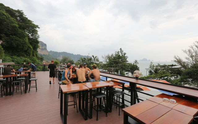 Balcony Party Hostel Beachfront - Adults Only