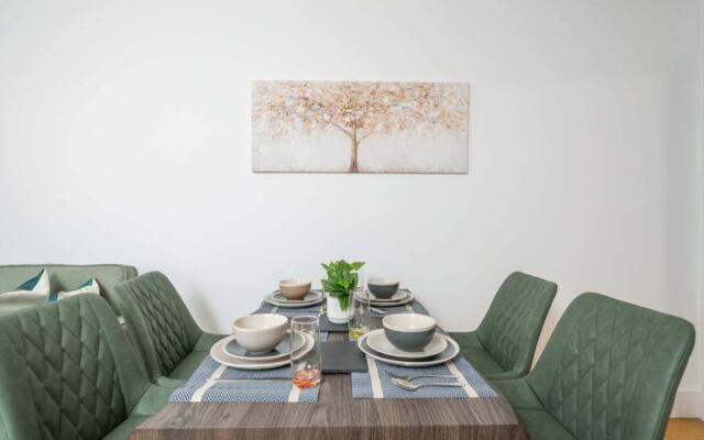 Stunning 3BD Flat, Parking, Sleeps Six, Near Park