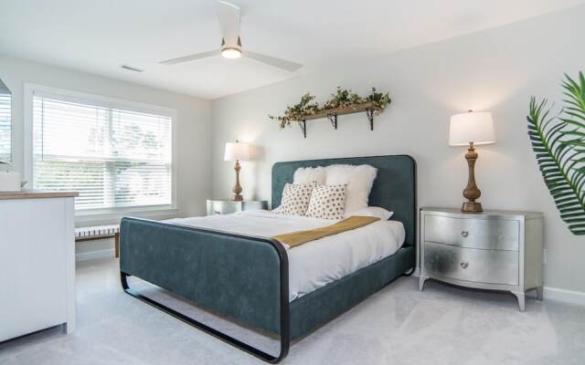 Luxury Three Bedroom Townhome Near Cary