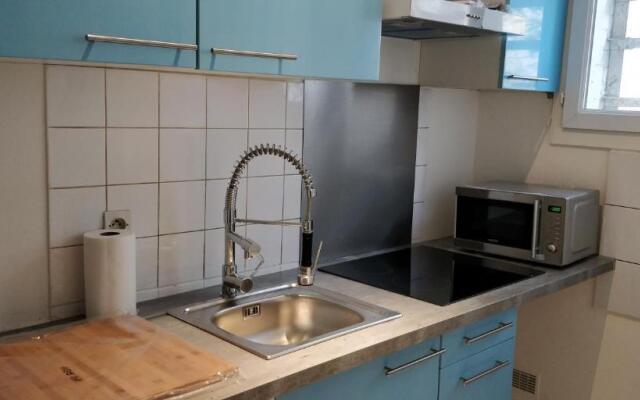 Modern 1 bedroom apartment near the metro.