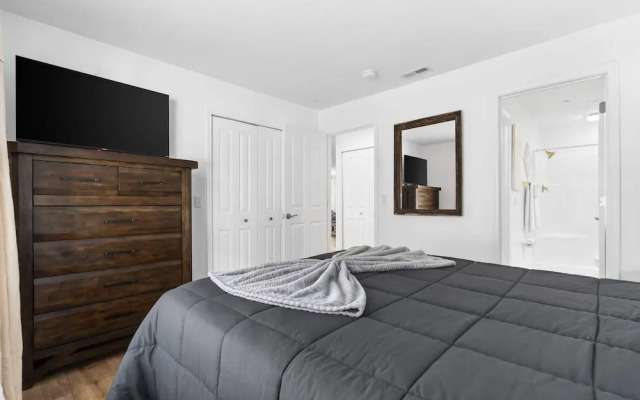 Lake Front Escape For 8!