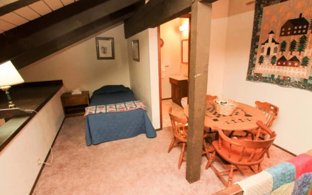 Discovery 4 #128, Loft