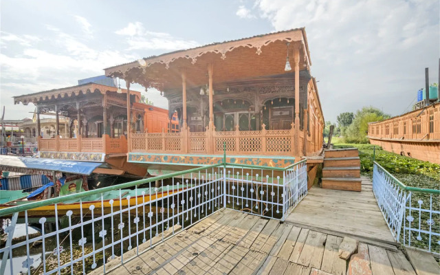 GuestHouser 3 BHK Houseboat d520