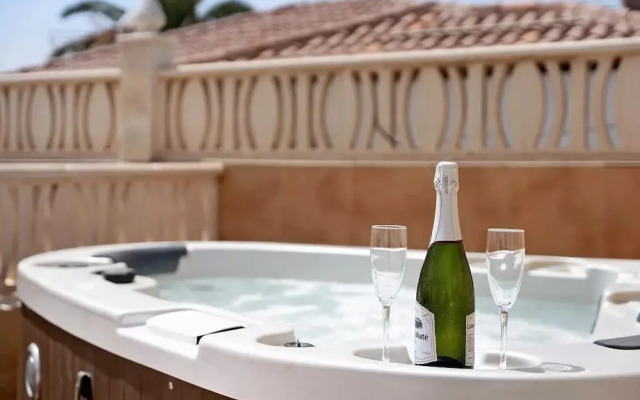 3 Bed Villa - Sleeps 6 - Private Pool - Hot Tub- Parking - Wifi