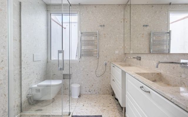 Contemporary Restelo Pool Haven by Cadenzalux