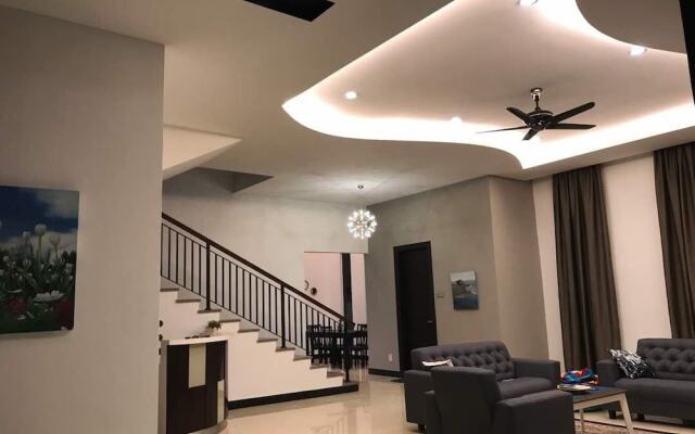 3 Storey Bungalow For Homestay