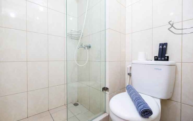 Cozy and Modern Studio Apartment at Springlake Summarecon Bekasi By Travelio – Bathroom – Bekasi