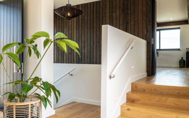 Farrant Drive - Sleeps 8 - Lake & Mountain Views - Modern & Stylish