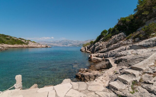 Awesome Home in Praznica With 2 Bedrooms, Jacuzzi and Wifi