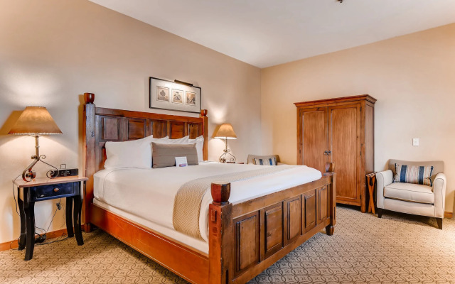 Piñon Court By La Fonda