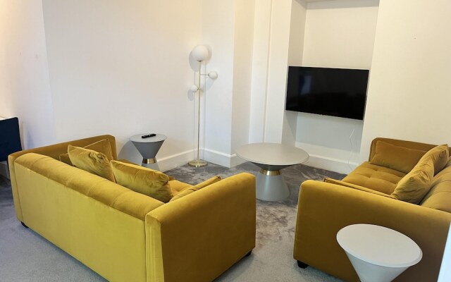 The Mews, With Free Private Parking, Windermere